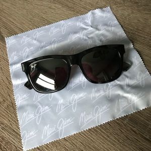 Unisex Maui Jim sunglasses 🕶